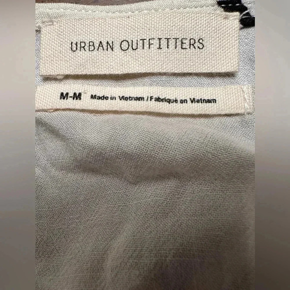 Urban Outfitters  Bettie Twist-Front Mini Dress in floral print - Picture 5 of 8